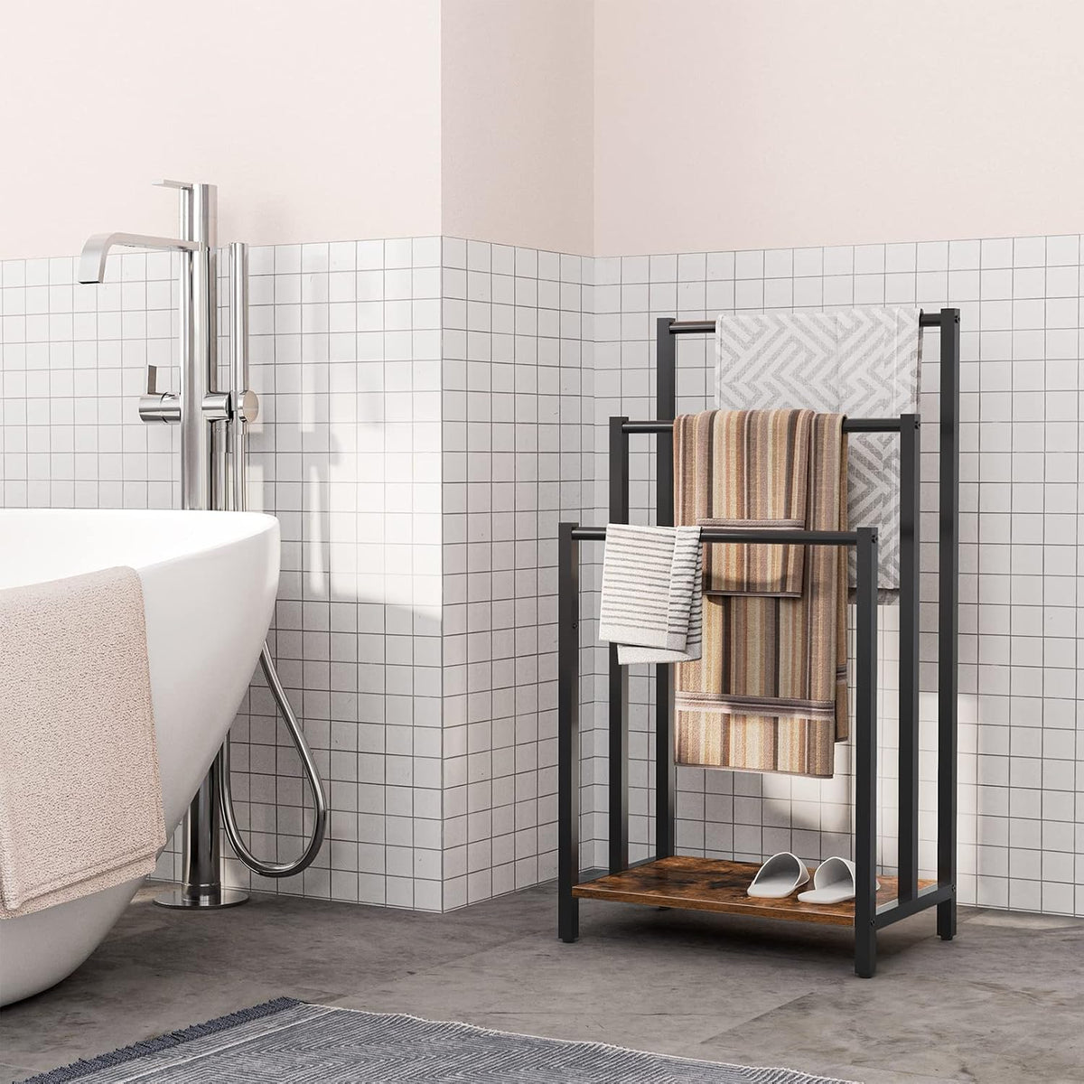 Signature Home Vrijstaand Handdoekenrek met 3 Stangen – Industriële Handdoekhouder & Handdoekladder – Ruimtebesparend Rek voor Badhanddoeken, Kleding, Dekens en Tijdschriften – Voor Badkamer