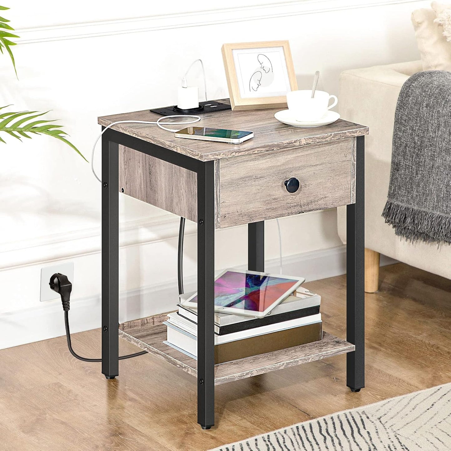 Signature Home Nachtkastje met Oplaadstation – Bijzettafel met Lade en Opbergplank – USB-Poorten en Stopcontact – Smal Bedside Kastje voor Slaapkamer en Kleine Ruimtes – Greige/Zwart