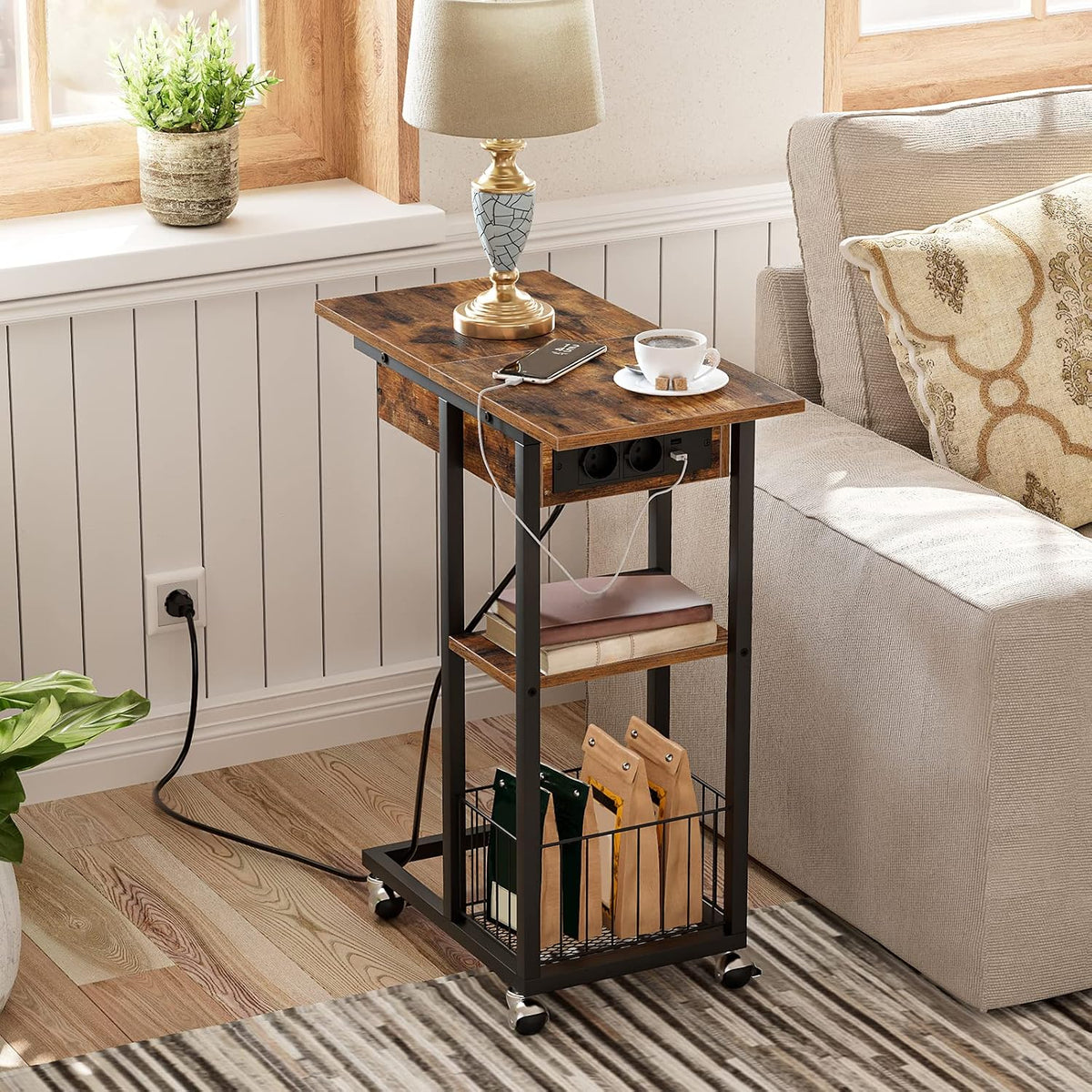Signature Home Bijzettafel met Oplaadstation – Opklapbare C-Vormige Banktafel met Wielen en Opbergplank – Smalle Salontafel & Nachtkastje – Verrijdbare Bijzettafel voor Woonkamer en Slaapkamer – Donkerbruin