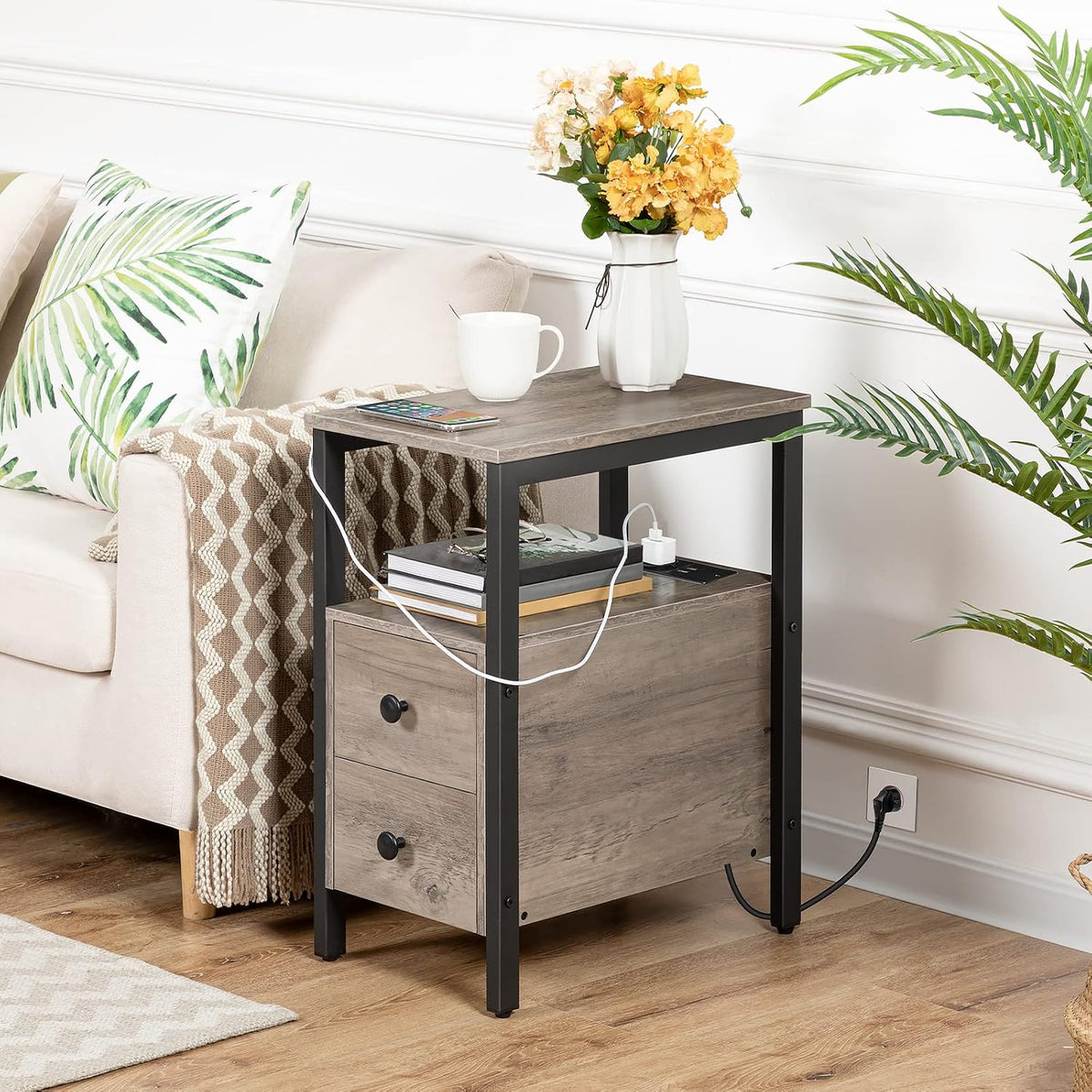 Signature Home Bijzettafel met Oplaadstation – Smalle Banktafel met 2 Laden, USB-Poort & Stopcontact – Nachtkastje met Opbergruimte voor Kleine Ruimtes – Woonkamer & Slaapkamer – Greige