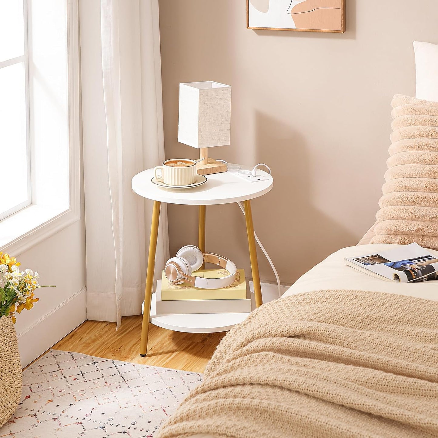 Signature Home Ronde Bijzettafel met Oplaadstation – Salontafel 2 Niveaus met Stopcontact en USB – Nachtkastje voor Kleine Ruimtes – Sofa Tafel voor Woonkamer en Slaapkamer – Wit/Goud