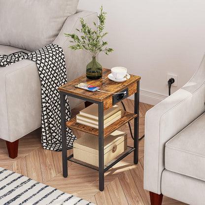 Signature Home Bijzettafel met Stopcontact en 2 USB-poorten – Smalle Bijzettafel met 3 Opbergplanken – Nachtkastje met Oplaadstation – Kleine Salontafel en Banktafel voor Woonkamer en Slaapkamer – 38 x 28 x 55 cm – Vintage Bruin