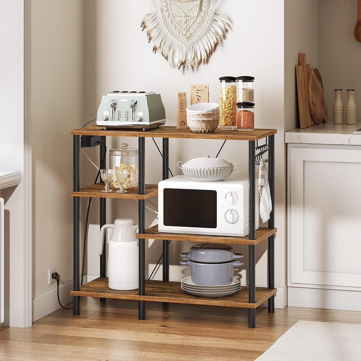 Signature Home Keukenrek met Stopcontacten – Magnetronrek met 5 S-Haken – Staand Keuken Opbergrek met Planken – Bakkersrek en Magnetronstandaard – Industrieel Keukenmeubel voor Keuken en Woonkamer – 38 x 90 x 86 cm – Vintage Bruin/Zwart