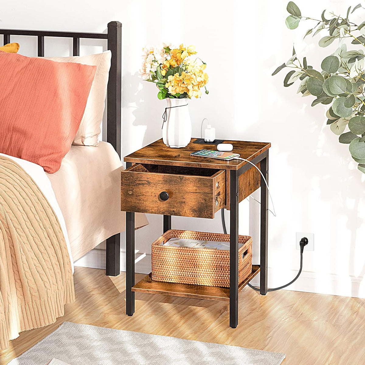 Signature Home Nachtkastje met Oplaadstation en USB-Poorten – Bijzettafel met Lade en Opbergplank – Smal Nachtkastje voor Kleine Ruimtes, Slaapkamer en Woonkamer – Vintage Bruin/Zwart