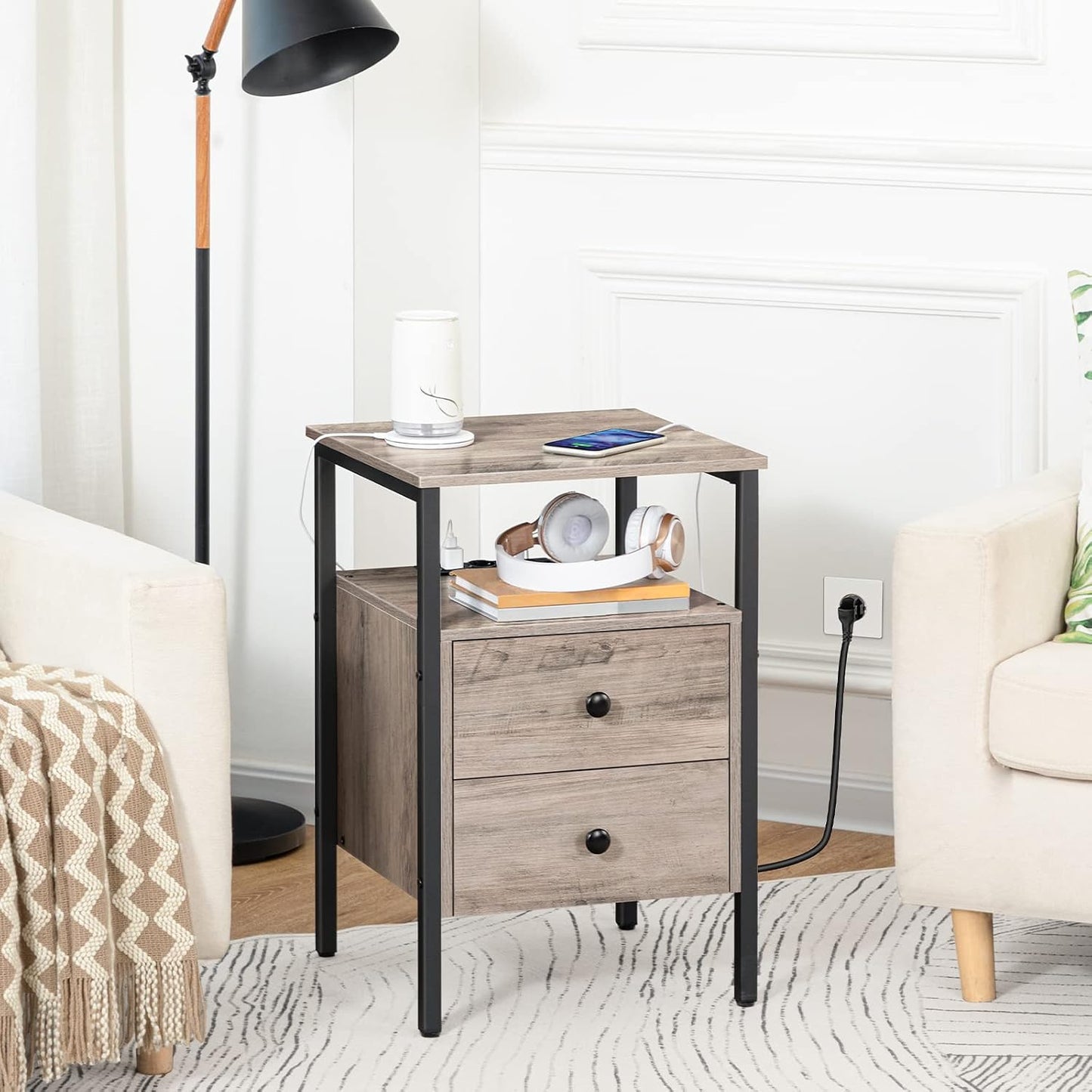 Signature Home Nachtkastje met Stopcontacten en USB-Poorten – Bijzettafel met Lade en Opbergplank – Smalle Sidetable & Salontafel met Oplaadstation – Ruimtebesparend voor Slaapkamer en Woonkamer – Eenvoudig te Monteren