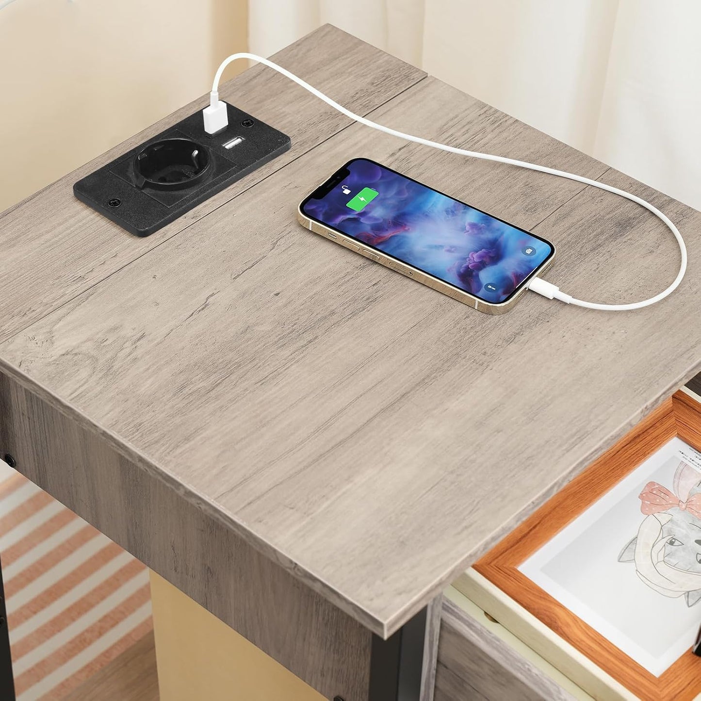 Signature Home Nachtkastje met Oplaadstation – Bijzettafel met Lade en Opbergplank – USB-Poorten en Stopcontact – Smal Bedside Kastje voor Slaapkamer en Kleine Ruimtes – Greige/Zwart