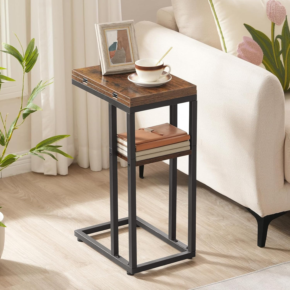 Signature Home C-Vormige Bijzettafel – Opvouwbare Sofa Tafel met Opbergplank – Smalle Salontafel & Snacktafel – Bedtafel voor Woonkamer en Slaapkamer – Ruimtebesparend Design