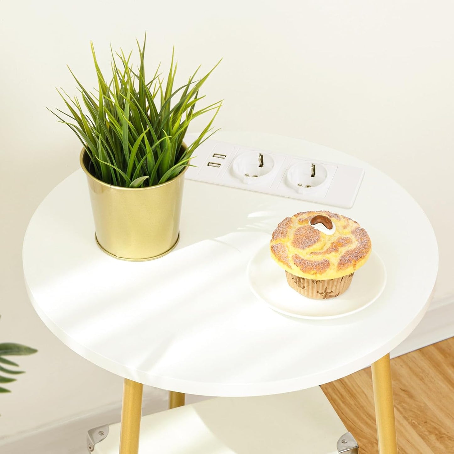 Signature Home Ronde Bijzettafel met Oplaadstation – Salontafel 2 Niveaus met Stopcontact en USB – Nachtkastje voor Kleine Ruimtes – Sofa Tafel voor Woonkamer en Slaapkamer – Wit/Goud