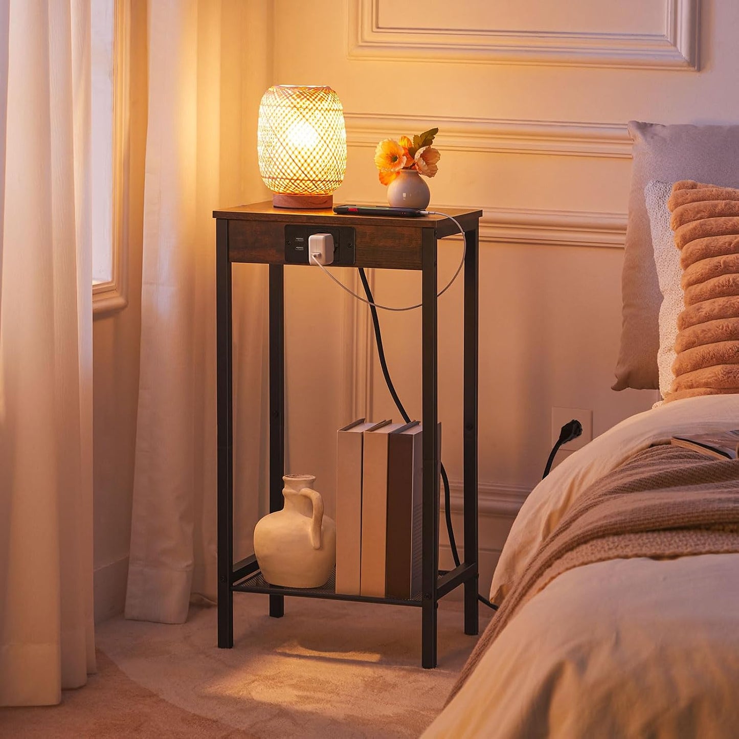 Signature Home Bijzettafel met Oplaadstation en Stopcontact – Smal Nachtkastje met Netplank – Hoge Telefoontafel voor Woonkamer en Slaapkamer – Vintage Bruin/Zwart