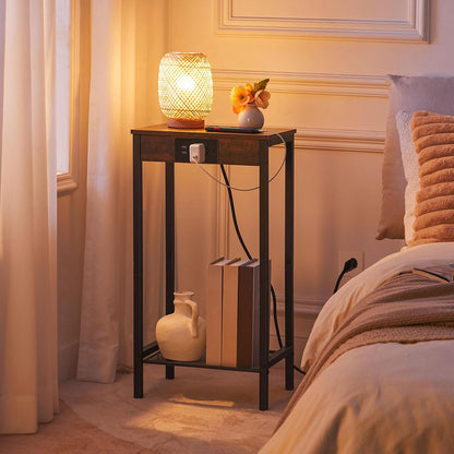 Signature Home Bijzettafel met Oplaadstation en Stopcontact – Smal Nachtkastje met Netplank – Hoge Telefoontafel voor Woonkamer en Slaapkamer – Vintage Bruin/Zwart