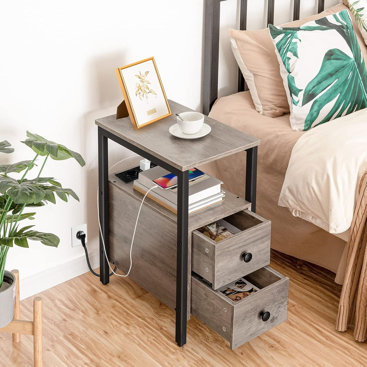Signature Home Bijzettafel met Oplaadstation – Smalle Banktafel met 2 Laden, USB-Poort & Stopcontact – Nachtkastje met Opbergruimte voor Kleine Ruimtes – Woonkamer & Slaapkamer – Greige