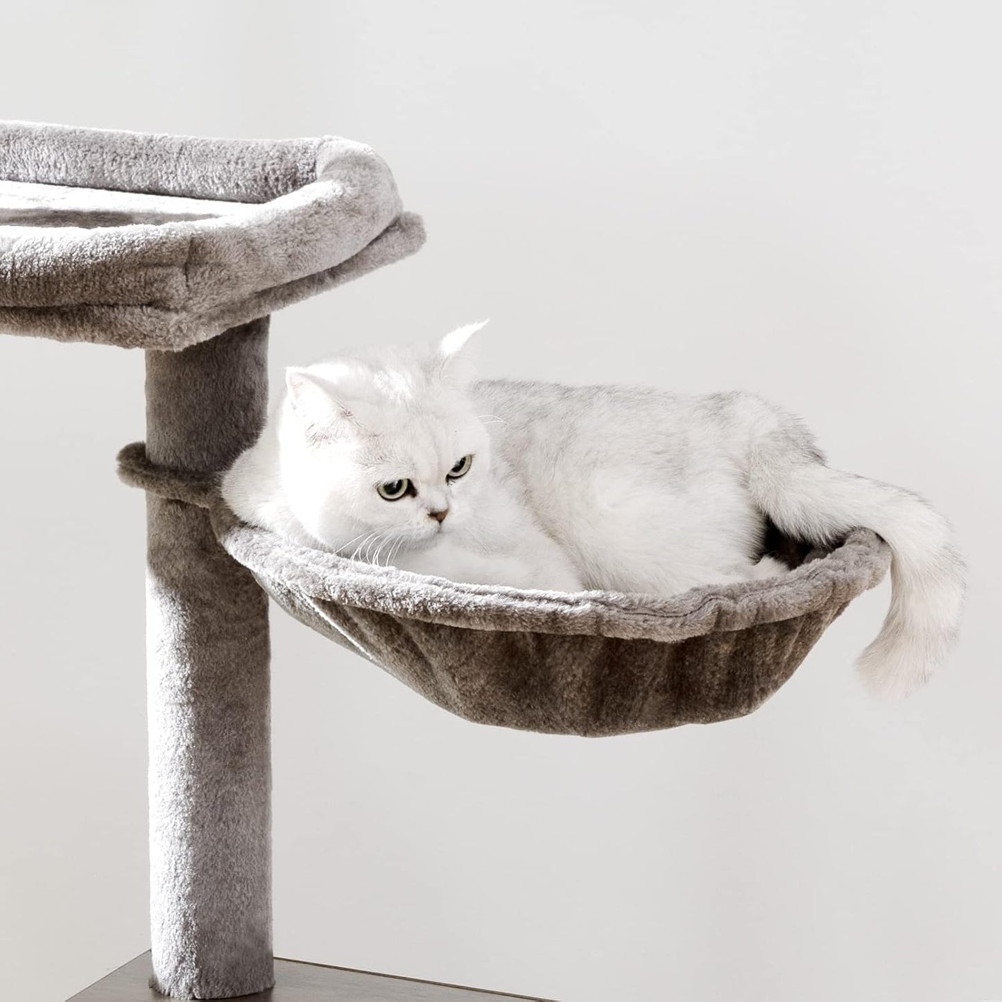 Signaature Home Kattenkrabpaal met Kattenbakmeubel 2-in-1 – 150 cm Hoge Kattenboom met Verborgen Kattenbak, Sisalpalen, Uitneembare Pluche Bal en Kast – Greige