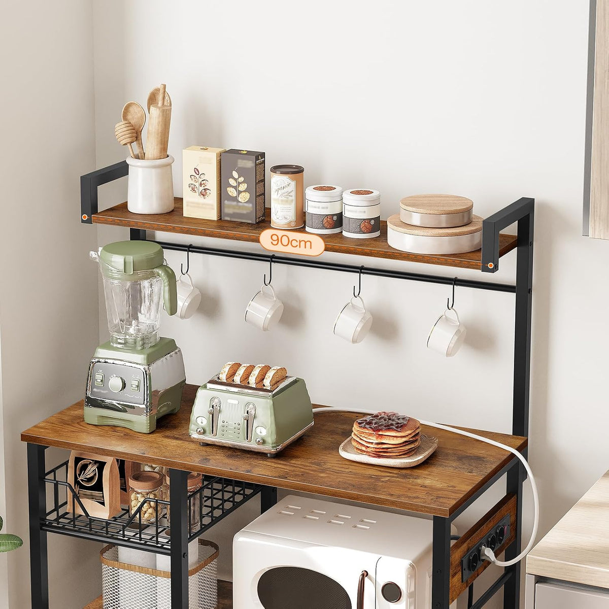 Signature Home Keukenrek met Stopcontacten – Staand Magnetronrek 40 × 90 × 132 cm – Opbergrek met Planken en 4 S-Haken – Keukenstelling voor Magnetron & Keukenapparatuur – Industrieel Vintage Bruin/Zwart