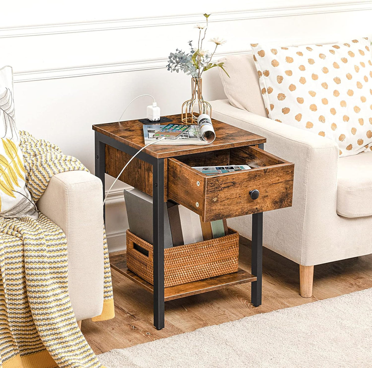Signature Home Nachtkastje met Oplaadstation en USB-Poorten – Bijzettafel met Lade en Opbergplank – Smal Nachtkastje voor Kleine Ruimtes, Slaapkamer en Woonkamer – Vintage Bruin/Zwart
