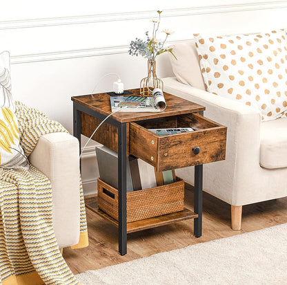 Signature Home Nachtkastje met Oplaadstation en USB-Poorten – Bijzettafel met Lade en Opbergplank – Smal Nachtkastje voor Kleine Ruimtes, Slaapkamer en Woonkamer – Vintage Bruin/Zwart