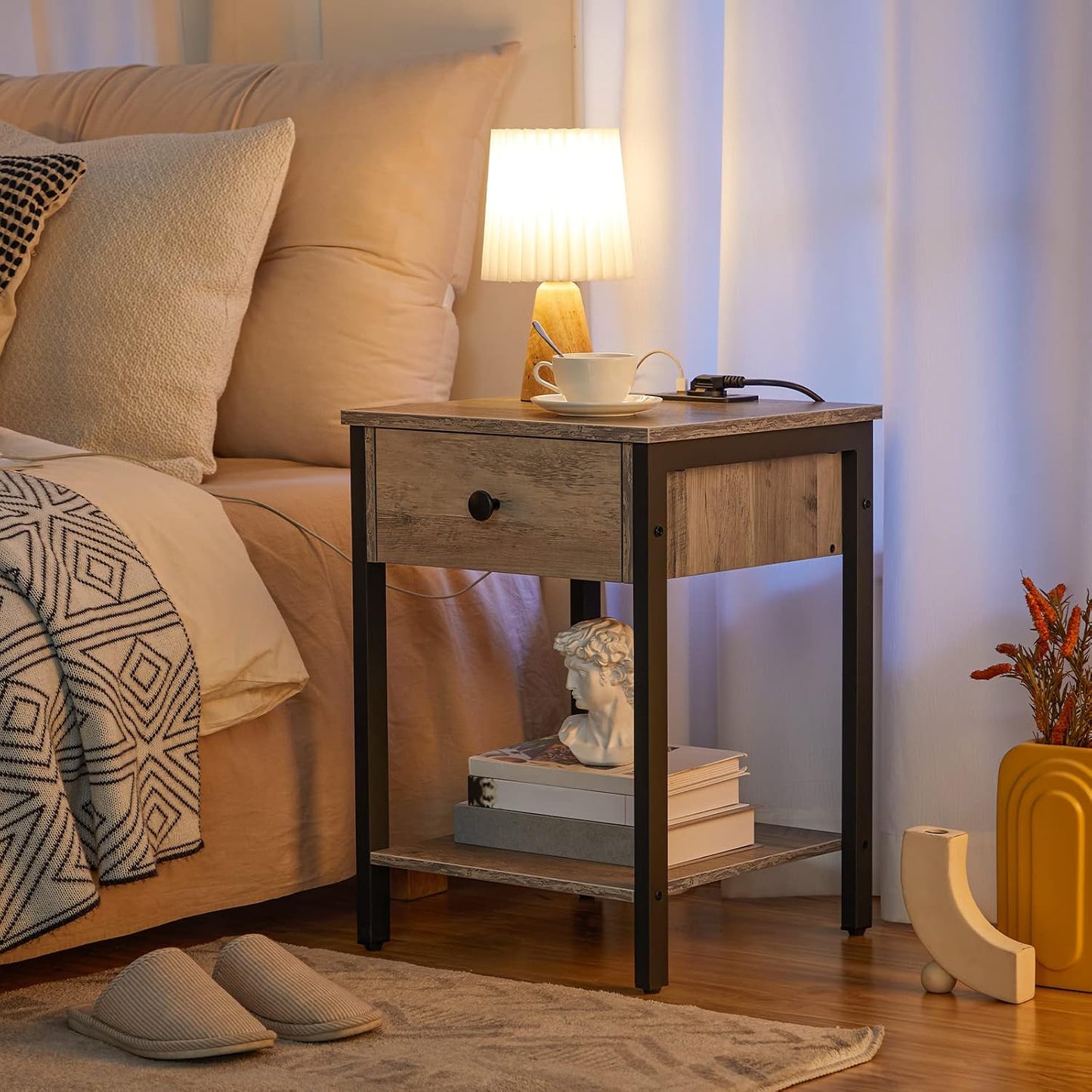 Signature Home Nachtkastje met Oplaadstation – Bijzettafel met Lade en Opbergplank – USB-Poorten en Stopcontact – Smal Bedside Kastje voor Slaapkamer en Kleine Ruimtes – Greige/Zwart