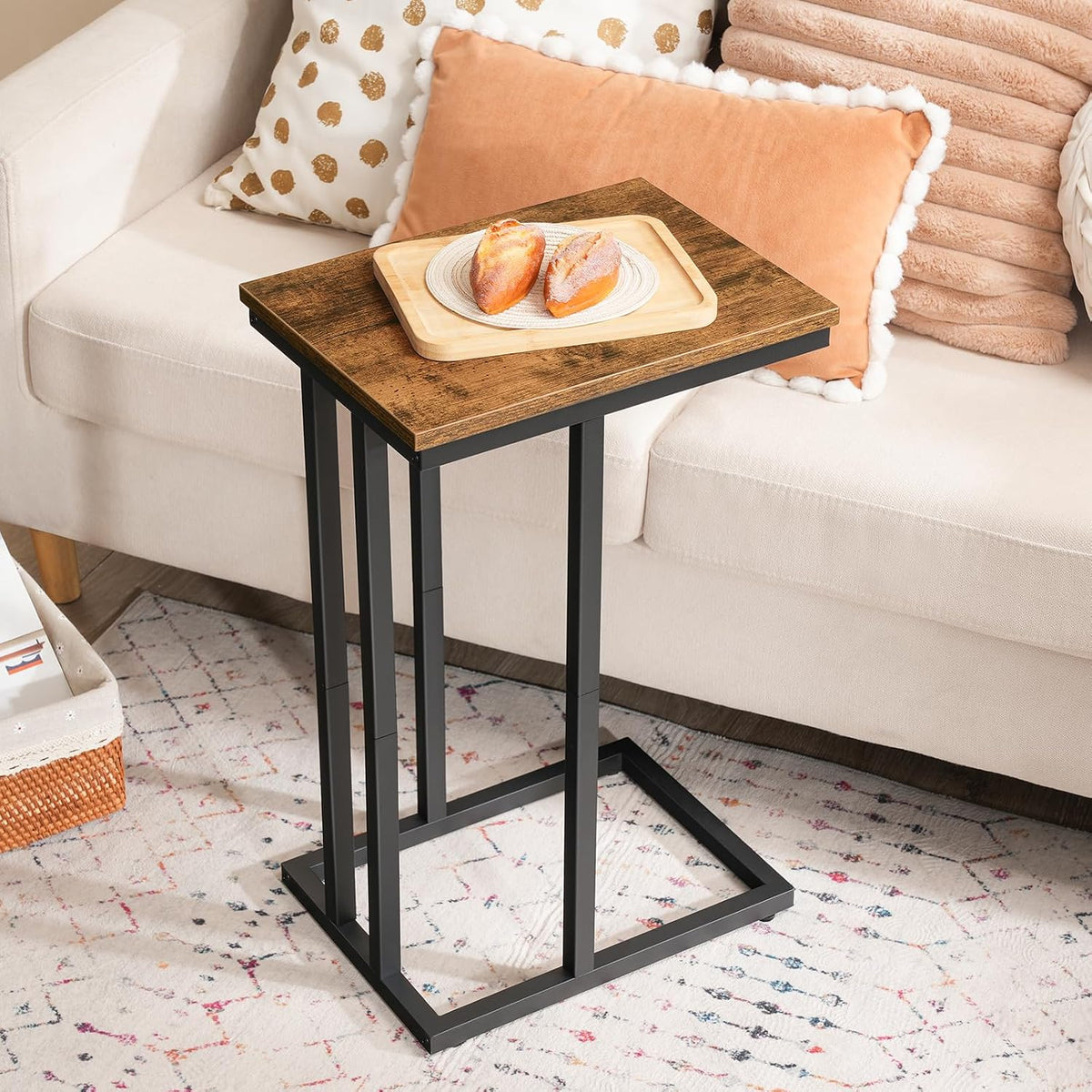 Signature Home C-Vormige Bijzettafel – Smalle Hoge Sofa Tafel – Laptoptafel voor Bank – Compacte Salontafel voor Kleine Ruimtes, Woonkamer & Slaapkamer – Rustiek Bruin