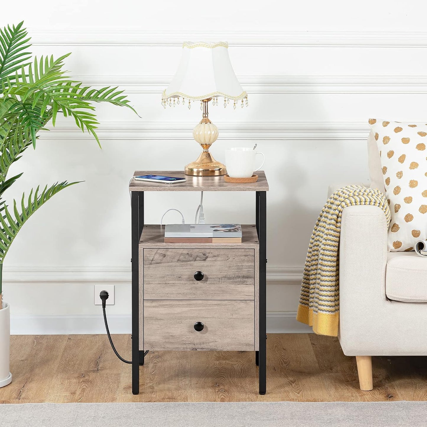 Signature Home Nachtkastje met Stopcontacten en USB-Poorten – Bijzettafel met Lade en Opbergplank – Smalle Sidetable & Salontafel met Oplaadstation – Ruimtebesparend voor Slaapkamer en Woonkamer – Eenvoudig te Monteren