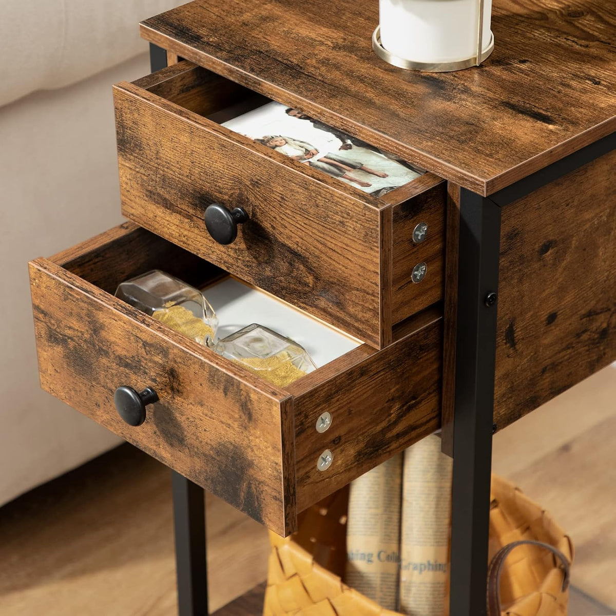 Signature Home Bijzettafel met 2 Lades en Opbergplanken – Hoge Telefoontafel en Nachtkastje – Smalle Sofatafel met Stevig Metalen Frame voor Woonkamer en Slaapkamer – Donkerbruin