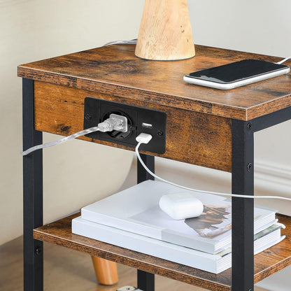 Signature Home Bijzettafel met Stopcontact en 2 USB-poorten – Smalle Bijzettafel met 3 Opbergplanken – Nachtkastje met Oplaadstation – Kleine Salontafel en Banktafel voor Woonkamer en Slaapkamer – 38 x 28 x 55 cm – Vintage Bruin
