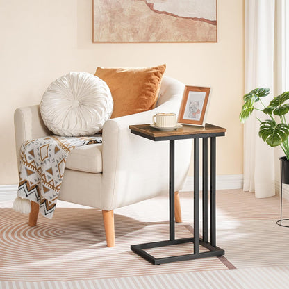 Signature Home C-Vormige Bijzettafel – Smalle Hoge Sofa Tafel – Laptoptafel voor Bank – Compacte Salontafel voor Kleine Ruimtes, Woonkamer & Slaapkamer – Rustiek Bruin