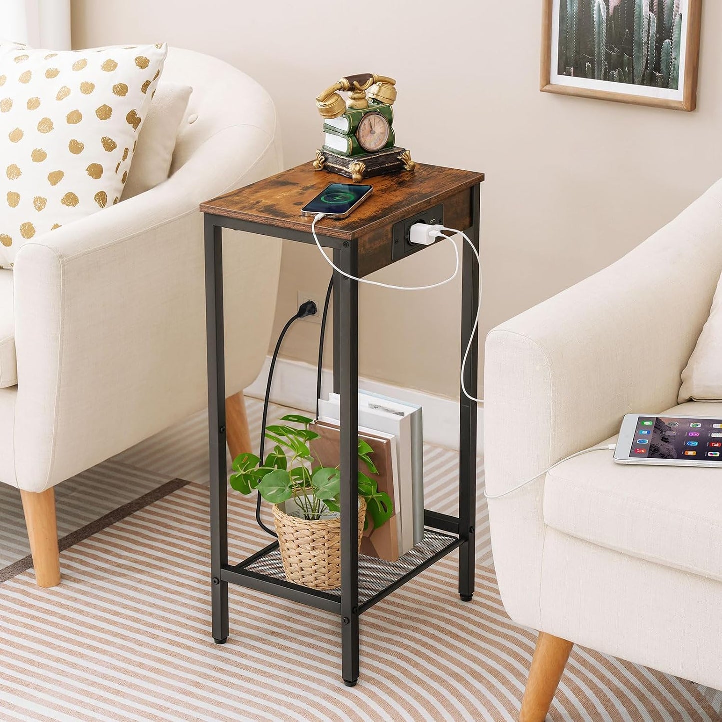 Signature Home Bijzettafel met Oplaadstation en Stopcontact – Smal Nachtkastje met Netplank – Hoge Telefoontafel voor Woonkamer en Slaapkamer – Vintage Bruin/Zwart
