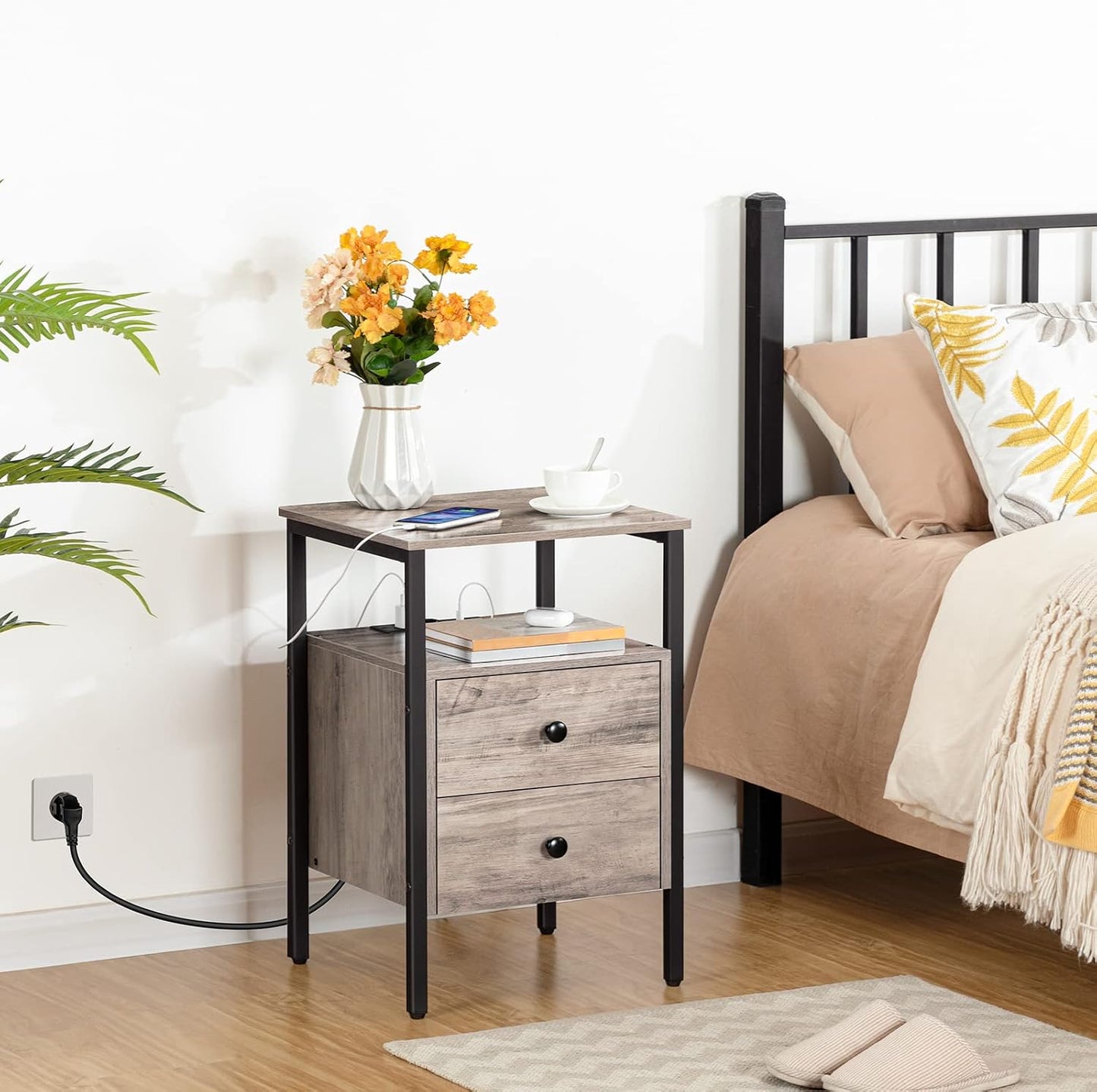 Signature Home Nachtkastje met Stopcontacten en USB-Poorten – Bijzettafel met Lade en Opbergplank – Smalle Sidetable & Salontafel met Oplaadstation – Ruimtebesparend voor Slaapkamer en Woonkamer – Eenvoudig te Monteren