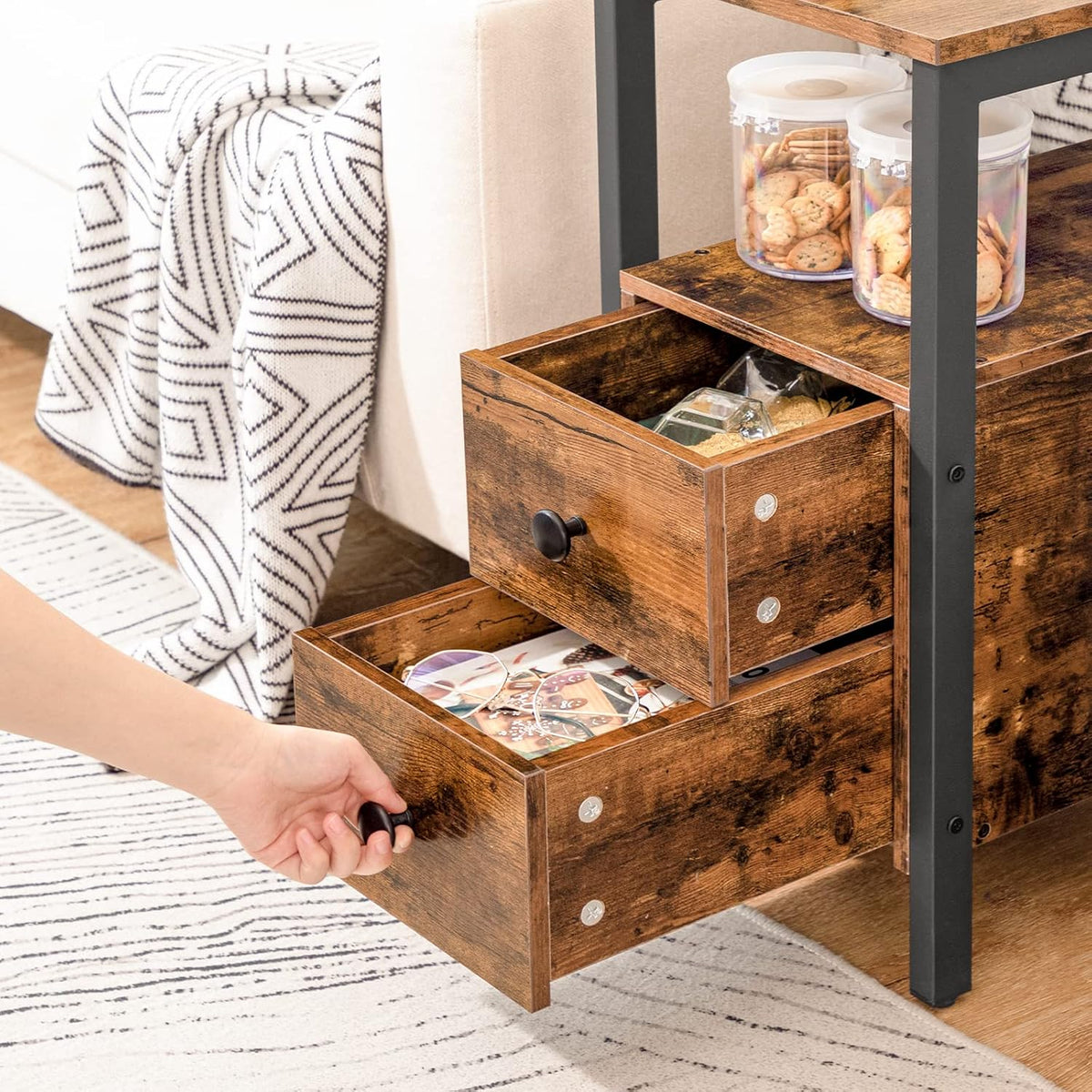 Signature Home Bijzettafel met Oplaadstation – Smalle Banktafel met 2 Laden, USB-Poort & Stopcontact – Nachtkastje voor Kleine Ruimtes – Stevig en Stabiel – Woonkamer & Slaapkamer – Donkerbruin