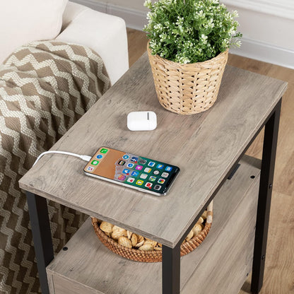Signature Home Bijzettafel met Oplaadstation – Smalle Banktafel met 2 Laden, USB-Poort & Stopcontact – Nachtkastje met Opbergruimte voor Kleine Ruimtes – Woonkamer & Slaapkamer – Greige