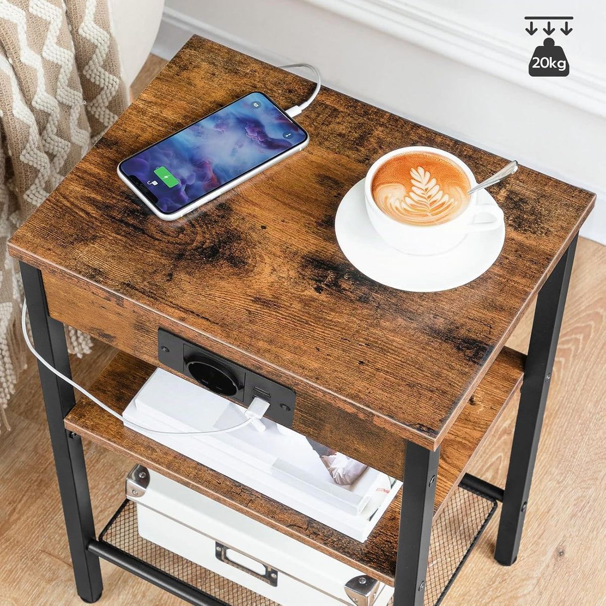 Signature Home Bijzettafel met Stopcontact en 2 USB-poorten – Smalle Bijzettafel met 3 Opbergplanken – Nachtkastje met Oplaadstation – Kleine Salontafel en Banktafel voor Woonkamer en Slaapkamer – 38 x 28 x 55 cm – Vintage Bruin