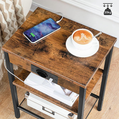 Signature Home Bijzettafel met Stopcontact en 2 USB-poorten – Smalle Bijzettafel met 3 Opbergplanken – Nachtkastje met Oplaadstation – Kleine Salontafel en Banktafel voor Woonkamer en Slaapkamer – 38 x 28 x 55 cm – Vintage Bruin
