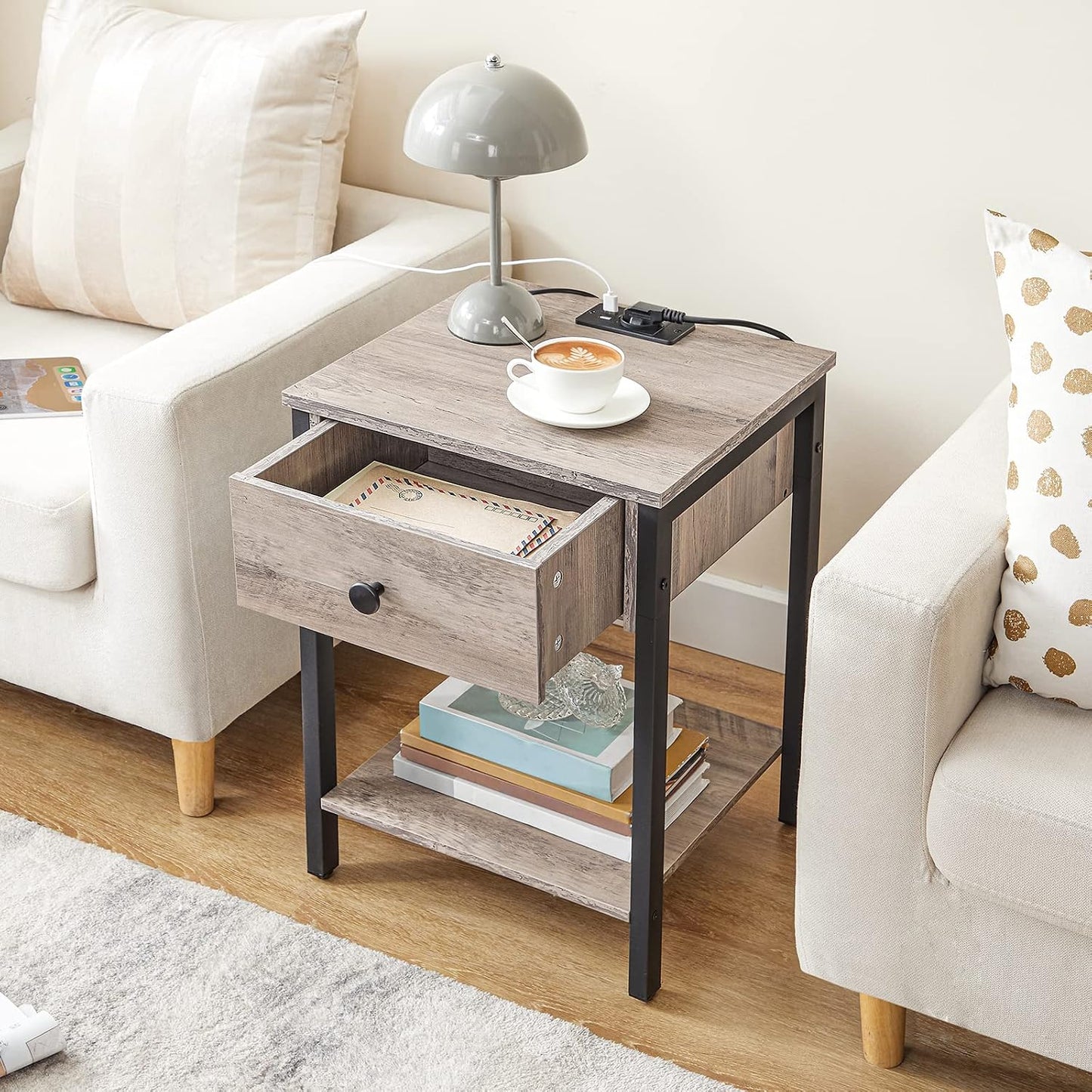 Signature Home Nachtkastje met Oplaadstation – Bijzettafel met Lade en Opbergplank – USB-Poorten en Stopcontact – Smal Bedside Kastje voor Slaapkamer en Kleine Ruimtes – Greige/Zwart