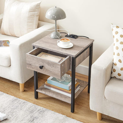 Signature Home Nachtkastje met Oplaadstation – Bijzettafel met Lade en Opbergplank – USB-Poorten en Stopcontact – Smal Bedside Kastje voor Slaapkamer en Kleine Ruimtes – Greige/Zwart