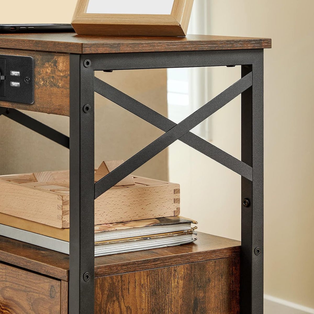 Signature Home Nachtkastje met Oplaadstation – Bijzettafel met Opklapbare Lade – USB-Poorten & Stopcontact – Bedkastje voor Slaapkamer – Industrieel Design – Vintage Bruin/Zwart