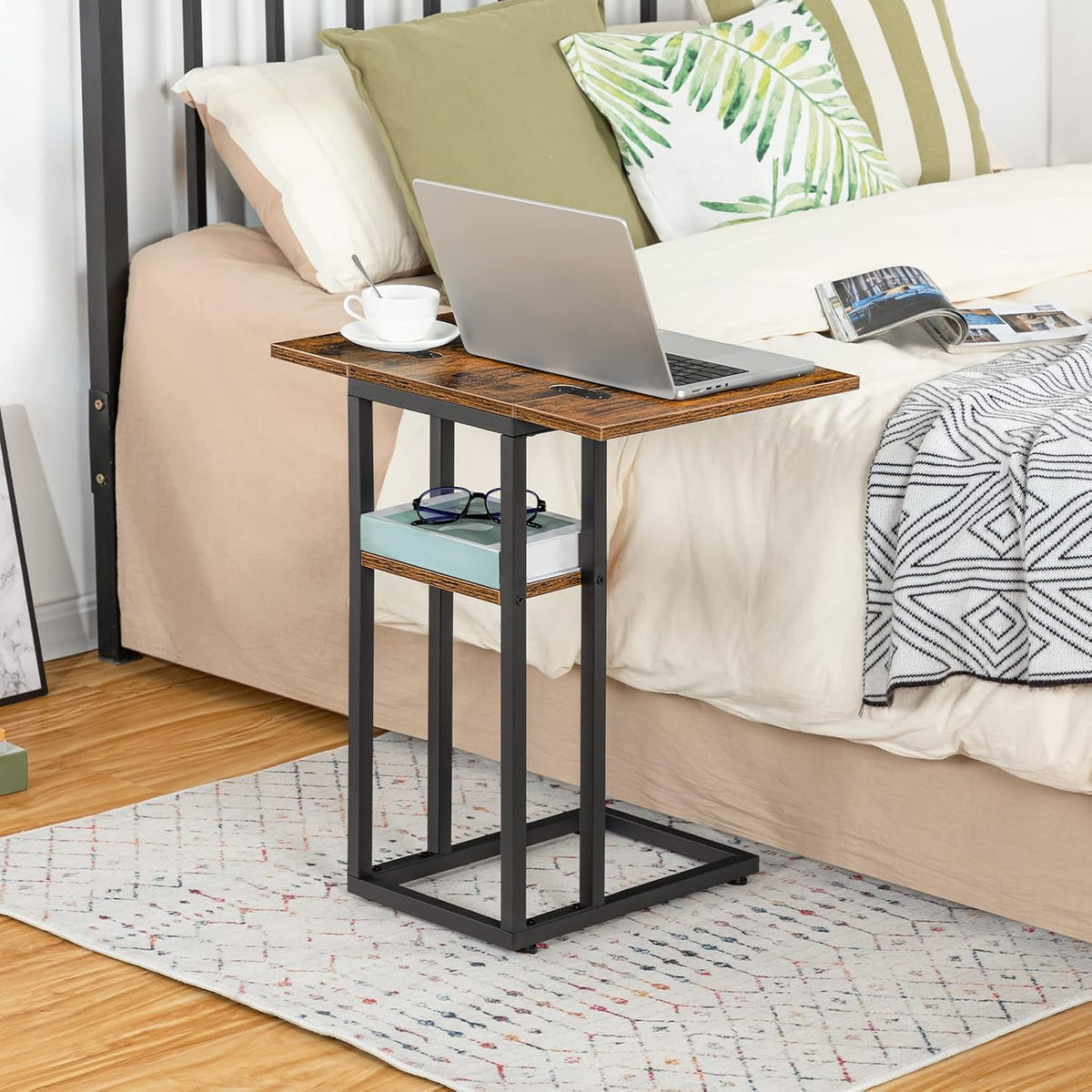 Signature Home C-Vormige Bijzettafel – Opvouwbare Sofa Tafel met Opbergplank – Smalle Salontafel & Snacktafel – Bedtafel voor Woonkamer en Slaapkamer – Ruimtebesparend Design